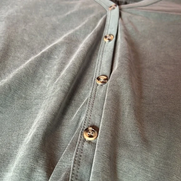 Green top - Picture 2 of 4